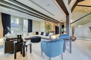 Exclusive Villa | Living area | 52-inch flat-screen TV with cable channels, TV - Cluster 16 Jumeirah Island (Dubai)