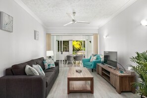 Living area - 2 Bedroom Pool View Apartment Alassio Resort Palm Cove (Palm Cove)