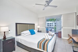 2 bedrooms, iron/ironing board, free WiFi, bed sheets - Whispering Palm 2 Bedroom Beach Club Apartment (Palm Cove)
