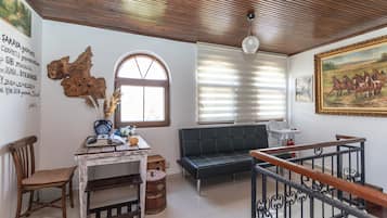 Family Room, Non Smoking, Partial Sea View | Living area