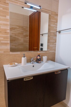 Dusche, Haartrockner, Bidet