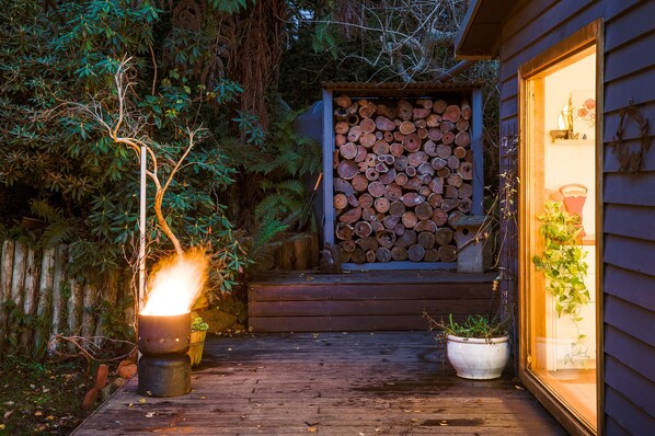 Property grounds - Springtime Sanctuary House with Views (Kalorama)