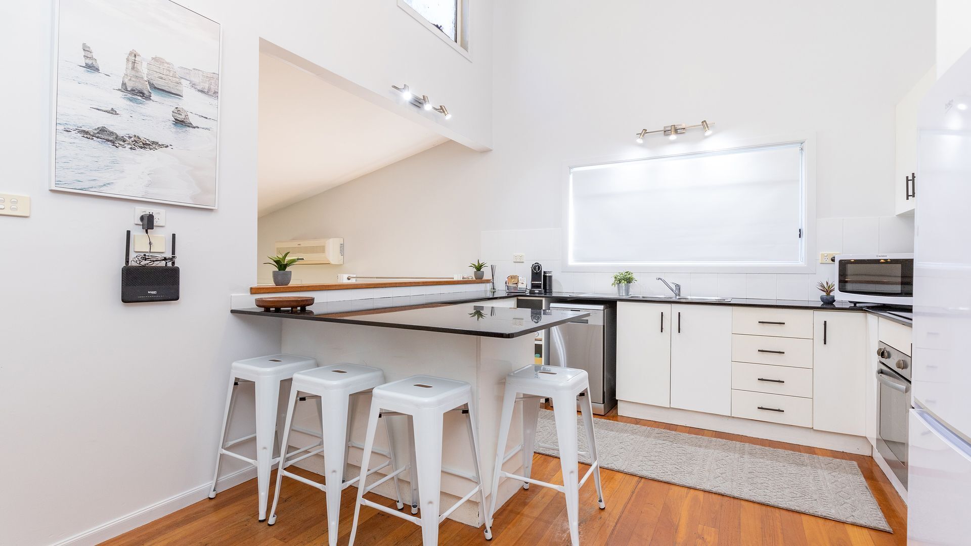 Réfrigérateur, micro-ondes, four, plaque de cuisson