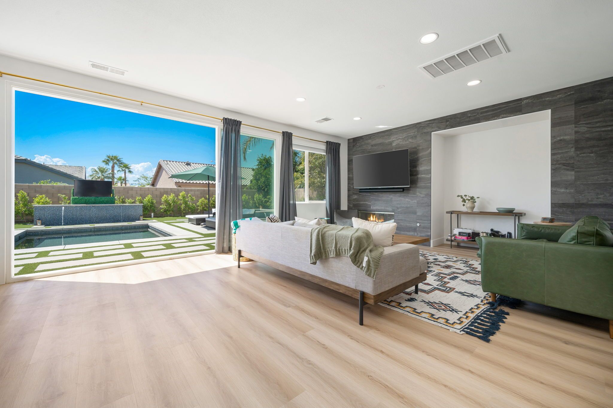 智能电视、壁炉