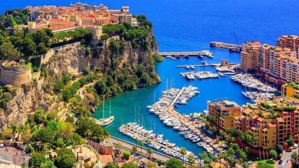 A coastal town with a historic castle on a cliff overlooking a marina filled with boats. - Studio in Residence with swimming pool and solarium, 5 minutes from the beach (Roquebrune-Cap-Martin)