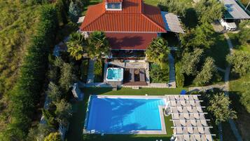 Utomhuspool och uppvÀrmd pool