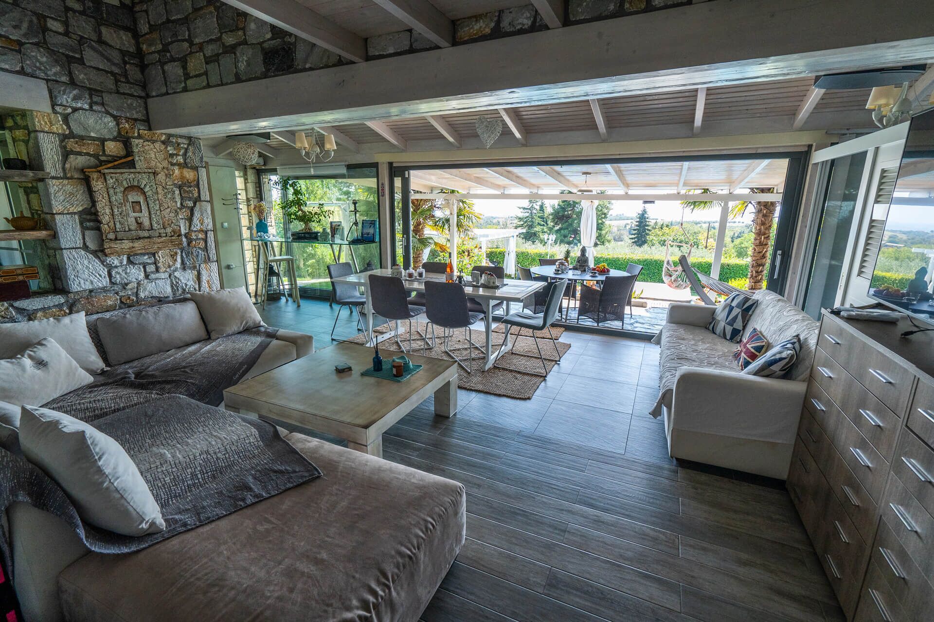 Smart-TV, peis, DVD-spiller og fotballspill