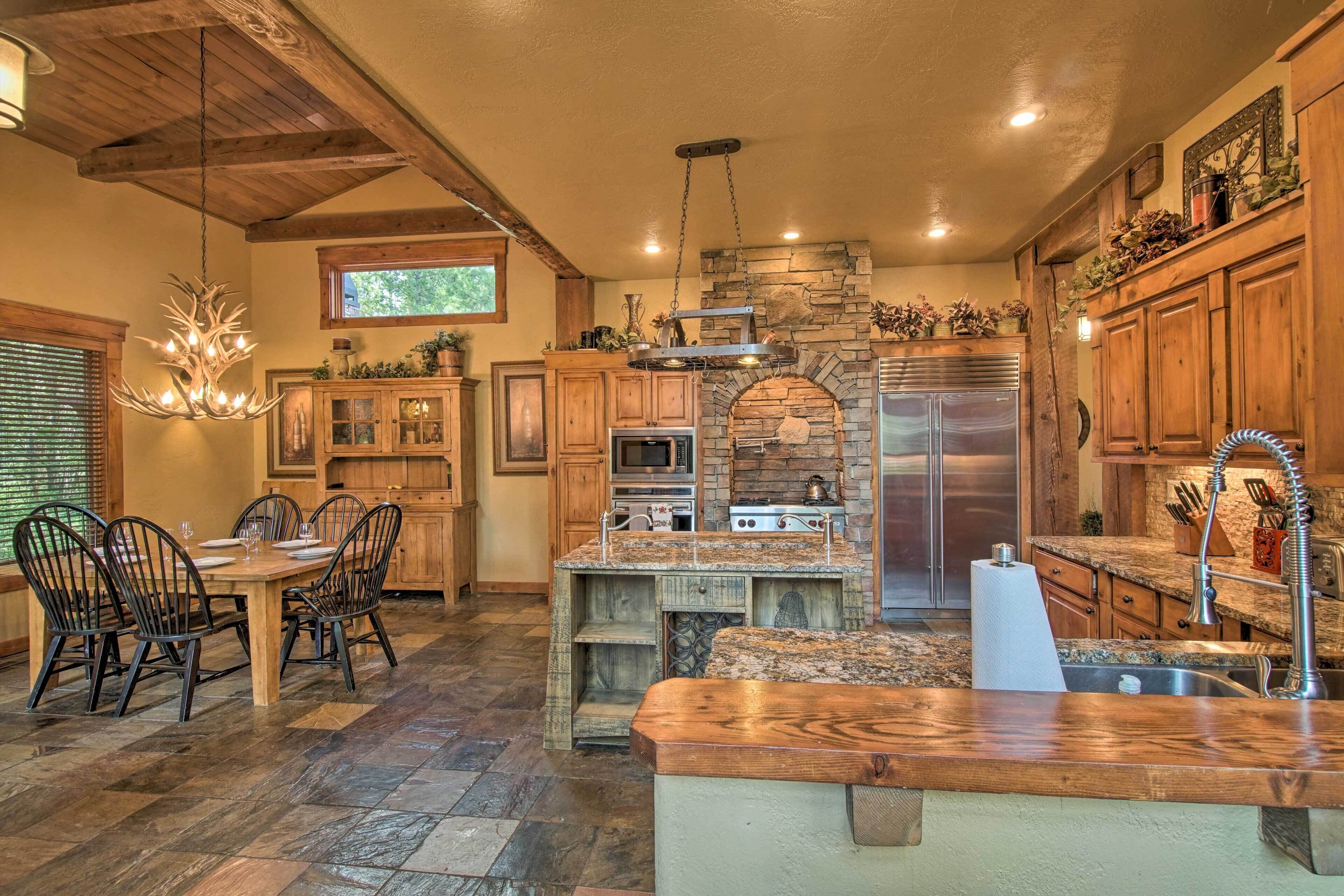 Luxe McCall Cabin w/ Hot Tub ~ 8 Mi to Skiing