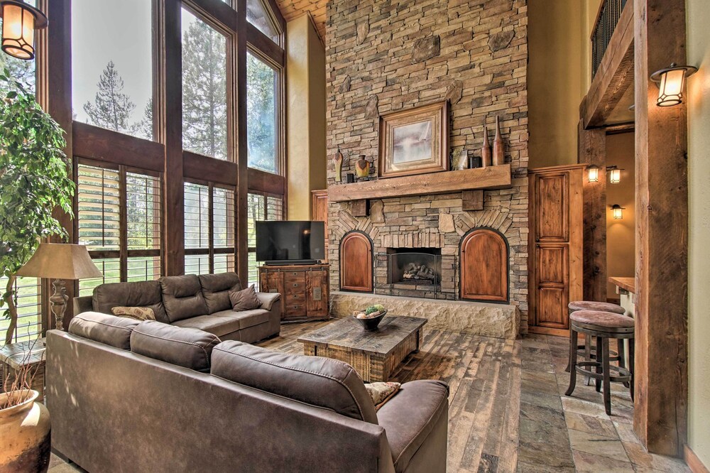 Luxe McCall Cabin w/ Hot Tub ~ 8 Mi to Skiing