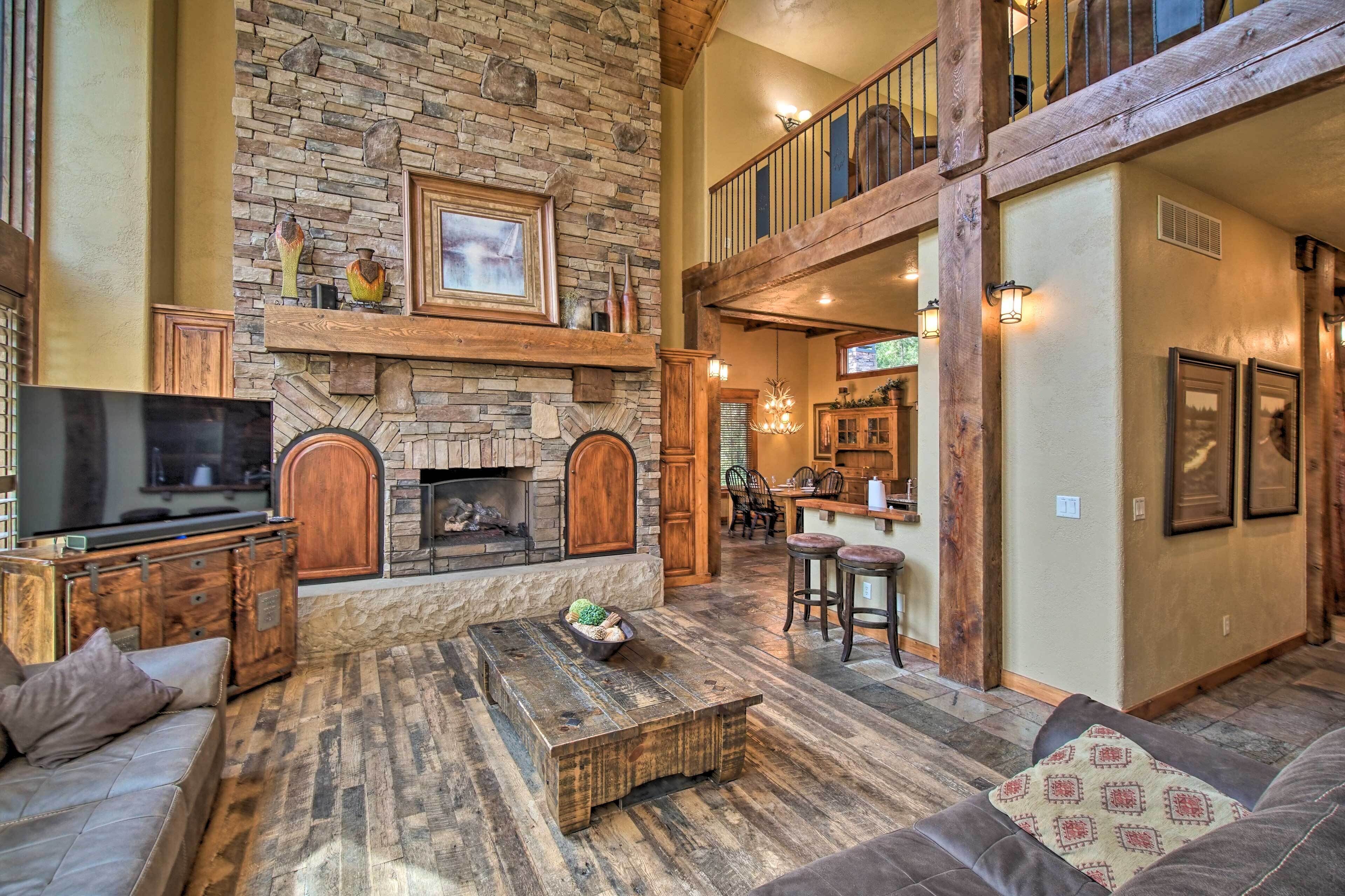 Luxe McCall Cabin w/ Hot Tub ~ 8 Mi to Skiing