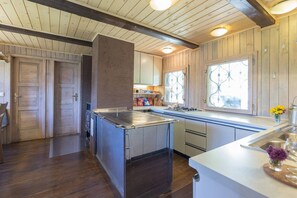 Chalet, 3 Bedrooms, Mountain View | Private kitchen