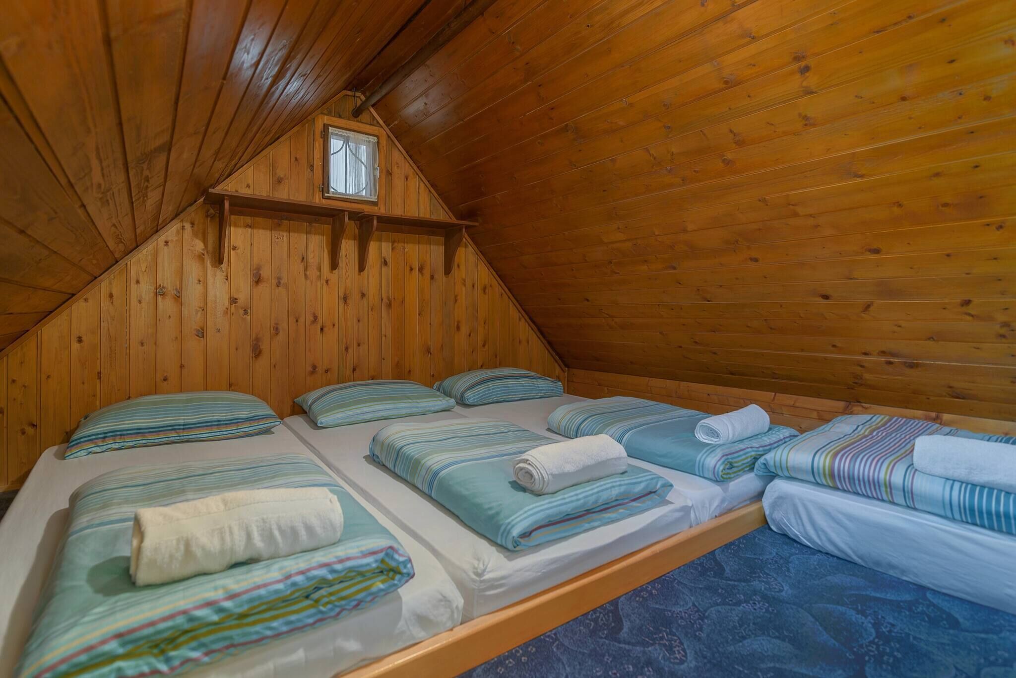 Bungalow, 2 kamar tidur, pemandangan gunung | 2 kamar tidur, tempat tidur bayi, dan seprai linen