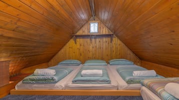 Bungalow, 2 kamar tidur, pemandangan gunung | 2 kamar tidur, tempat tidur bayi, dan seprai linen