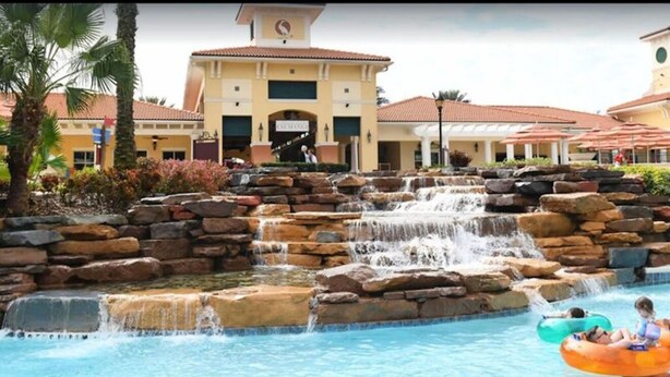 Hotel met zwembadgedeelte, inclusief waterval en luchtmatrassen.