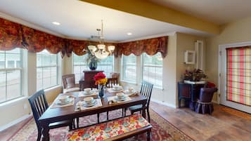House, 5 Bedrooms, Balcony, Mountain View | Dining