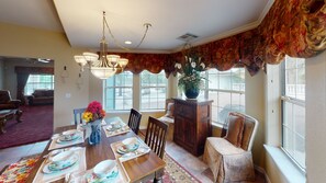 House, 5 Bedrooms, Balcony, Mountain View | Dining