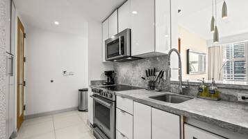 Apartment, 3 Bedrooms, Balcony, City View | Interior