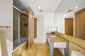 Apartamento, 3 quartos, sacada, vista para a cidade | Banheiro