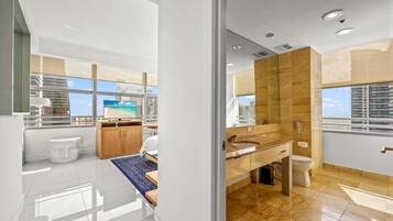 Apartment, 3 Bedrooms, Balcony, City View | Hallway