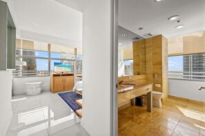 Apartment, 3 Schlafzimmer, Balkon, Stadtblick | Flur