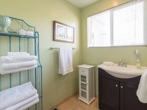 House, 3 Bedrooms, Accessible | Bathroom | Shampoo - Ventura Beach Cottage Available (Ventura)