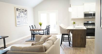 The Cosmopolitan Modern, Cozy, New 3bedroom Home