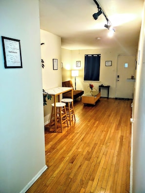 Dormitorio compartido, 1 habitación, para fumadores, patio | Sala de estar | Libros