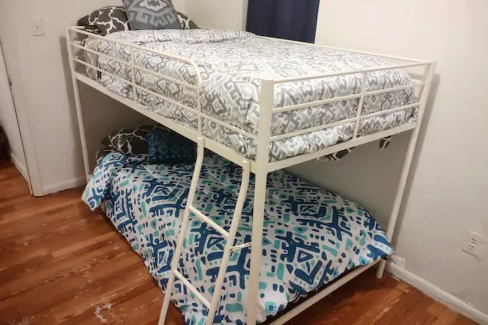 Twin Bunk-style Bedroom Close to Downtown