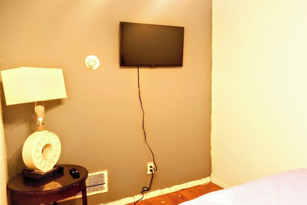 Cozy Bedroom Close to Downtown