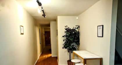 Room in Guest Room - Cozy Bedroom Close to Downtown