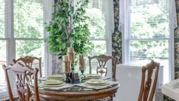 House, 4 Bedrooms, Balcony | Living area