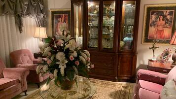 House, 4 Bedrooms, Balcony | Living area