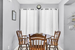 Huis, 2 slaapkamers, patio, uitzicht op tuin | Dineren
