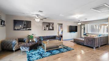 House, 4 Bedrooms, Accessible, Smoking | Living area
