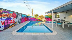 BBQ/picnic area - Highly Upgraded 4bd2bath Home With Private Pool (Las Vegas)