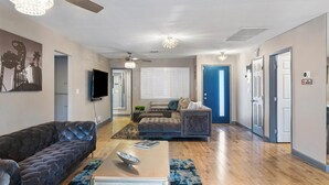 Living area - Highly Upgraded 4bd2bath Home With Private Pool (Las Vegas)