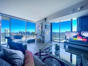 Books - Panoramic Strip Views Open Balcony Free Parking High Floor Sleeps 4 (Las Vegas)