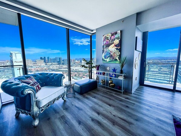 Interior - Panoramic Strip Views Open Balcony Free Parking High Floor Sleeps 4 (Las Vegas)