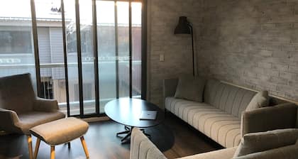 Hotham 3 Bedroom Apt - 24 Lawlers