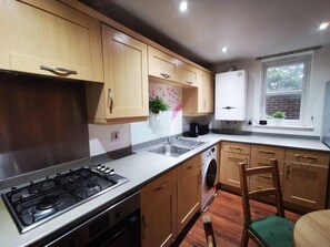 冰箱、微波炉、烤箱、炉灶