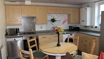 Frigorífico, microondas, horno y placa de cocina