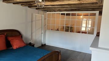 3 slaapkamers, een strijkplank/strijkijzer, reisbedje, gratis wifi