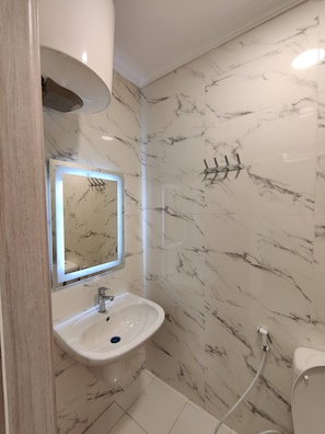Apartemen, 1 kamar tidur, akses difabel | Kamar mandi