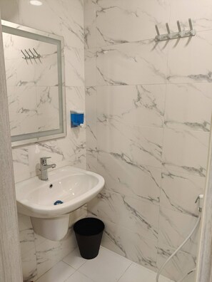 Apartment, 1 Bedroom, Accessible | Bathroom