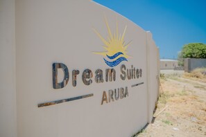 Apartment, 4 Bedrooms, Balcony, Garden View | Property entrance