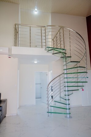 Appartamento, 4 camere da letto, balcone, vista giardino | Soggiorno | TV