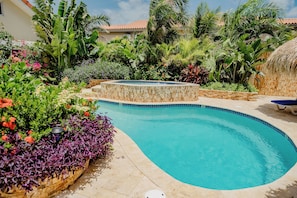 Apartamento, 4 quartos, sacada, vista para o jardim | Piscina | Piscina externa