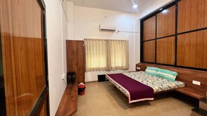 7 bedrooms - Stunning Views Rooftop Pool Lakefront Home (Trimbak)