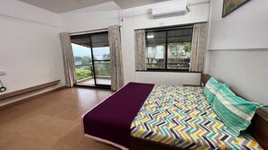 7 bedrooms - Stunning Views Rooftop Pool Lakefront Home (Trimbak)