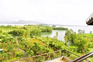 Property grounds - Stunning Views Rooftop Pool Lakefront Home (Trimbak)